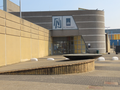 912632 Gezicht op de entree in de zuidgevel van de Penitentiaire Inrichting Nieuwegein (De Liesbosch 100) te ...